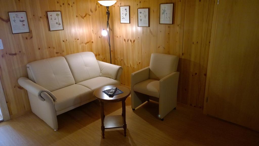 Hotel-Restaurant Drei Tannen Белвалд Стая снимка